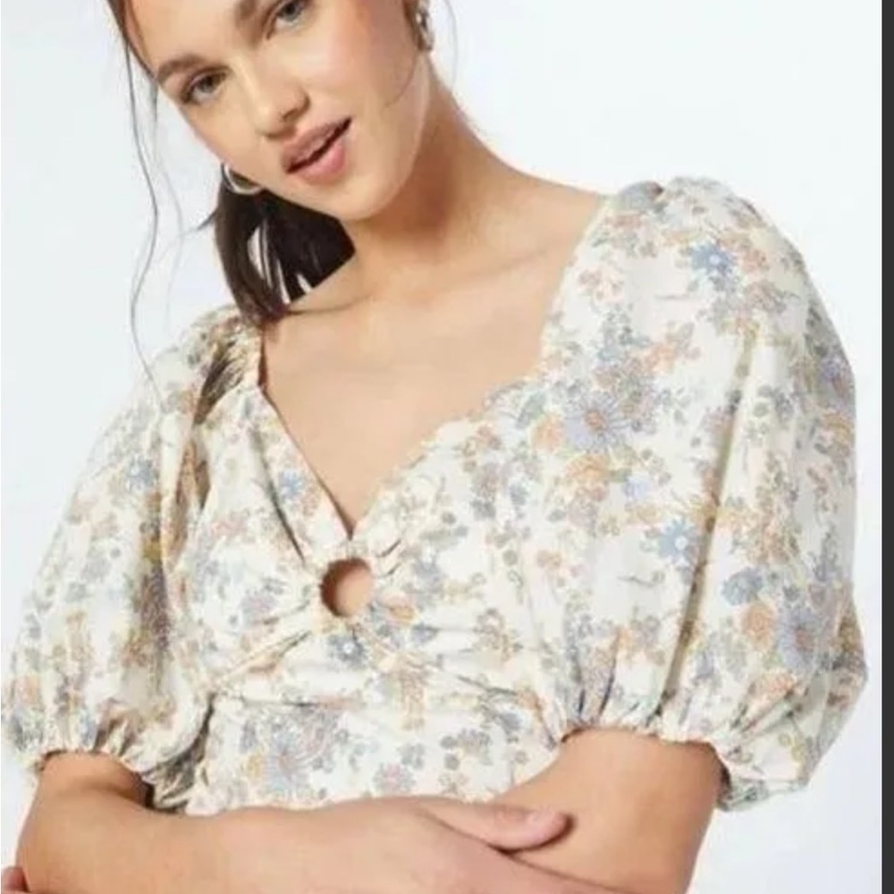 Abercrombie & Fitch Puff Sleeve Floral Print Cropped Top in White sz S